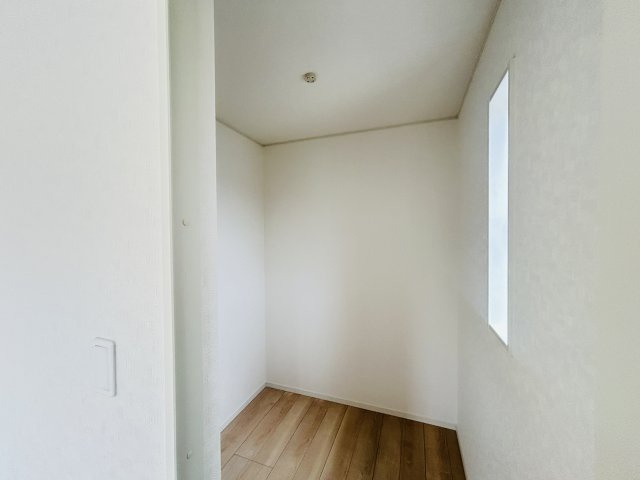 新築　桐生市広沢町第18　クレイドルガーデン　１号棟の収納|現地写真　主寝室の大型のウォークインクローゼットは収納ラクラク、お部屋スッキリ♪							
						
						

