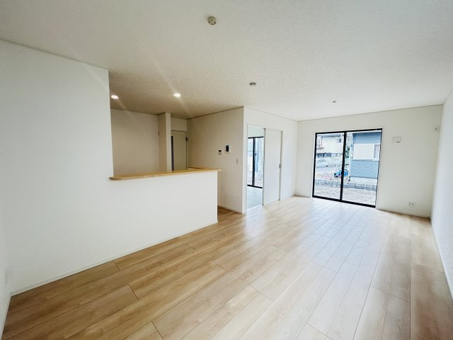 新築　桐生市広沢町第18　クレイドルガーデン　１号棟の居間・リビング|現地写真　家族の会話が弾む対面キッチン。お子様の様子も確認できて安心ですね。							
