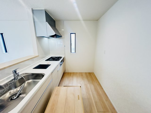 新築　桐生市広沢町第18　クレイドルガーデン　１号棟のキッチン|現地写真　間口2550ｍｍで作業スペースも広々！換気扇も汚れが付きにくくお掃除がし易い設計です♪
