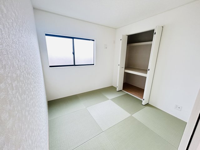 新築　桐生市広沢町第18　クレイドルガーデン　2号棟の和室|現地写真　リビング隣の和室はお子様の遊び部屋としてもちょうどいいですね♪							
					
