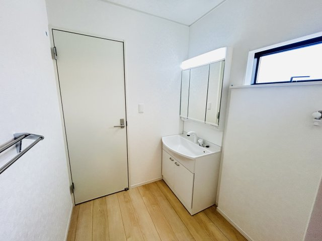 新築　桐生市広沢町第18　クレイドルガーデン　2号棟の独立洗面台|現地写真　シャワー付きの洗面台は忙しい朝でも身支度を整えるのにとても便利◎							
