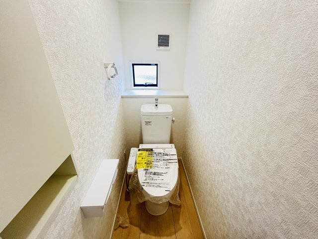 新築　桐生市広沢町第18　クレイドルガーデン　2号棟のトイレ|現地写真　節水タイプのウォシュレット付きトイレ、水道料節約に一役買います！							
