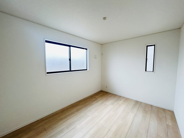 新築　桐生市広沢町第18　クレイドルガーデン　2号棟の洋室|現地写真　二面採光で明るく風通しの良い2階洋室♪					
							
