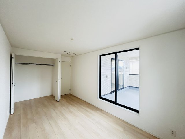 新築　桐生市広沢町第18　クレイドルガーデン　2号棟の収納|現地写真　それぞれのお部屋に収納スペースがあるのでお片付け上手で室内もスッキリ♪							
						

						

