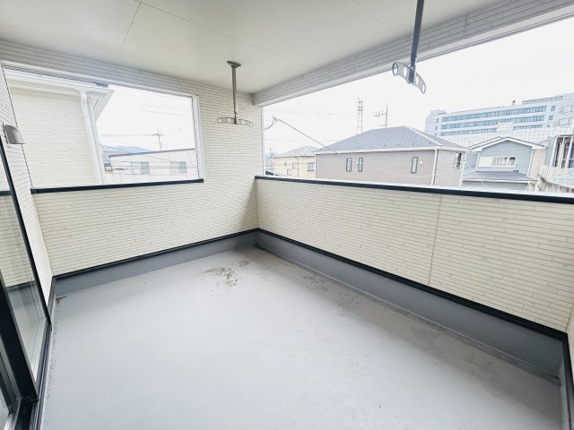 新築　桐生市広沢町第18　クレイドルガーデン　2号棟のバルコニー|現地写真　インナーバルコニーで少しの雨なら濡れずにすみます。天気が怪しいけど…という悩みも解消ですね									
