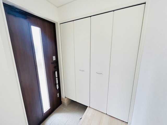 新築　桐生市広沢町第18　クレイドルガーデン　2号棟の玄関|現地写真　３０足以上収納できる下駄箱、狭い玄関もスッキリ使用できます。							
