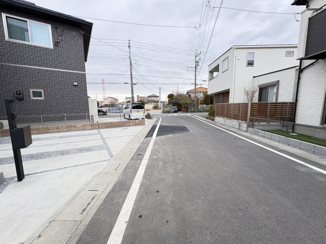 【前面道路含む現地写真】 | 熊谷市上之3期　GRAFARE　新築戸建　全2棟　2号棟