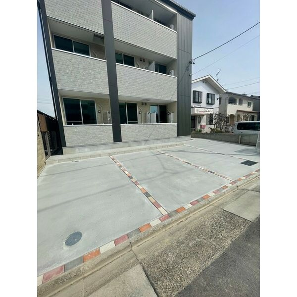 コンフォール鳴浜の駐車場