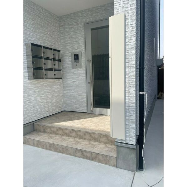 コンフォール鳴浜のエントランス