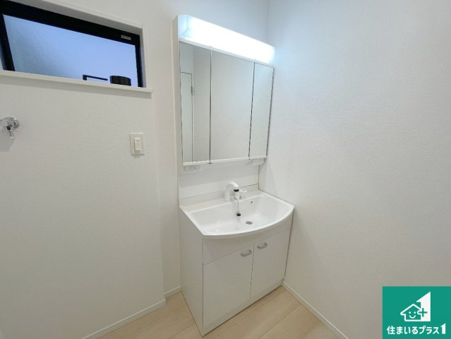 亀山市羽若町　第1期　新築一戸建ての独立洗面台|清潔感のある洗面台です。フラットな鏡は掃除がしやすく毎日清潔！鏡裏には収納があるのでスッキリとした洗面台が保てます。

