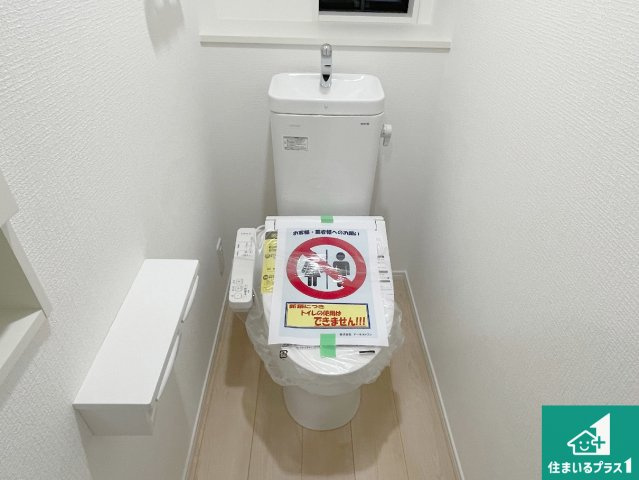 亀山市羽若町　第1期　新築一戸建てのトイレ|1・2階の2ヶ所にあるので、朝の忙しい時間の順番待ちもなく、深夜の利用にも大変便利です。