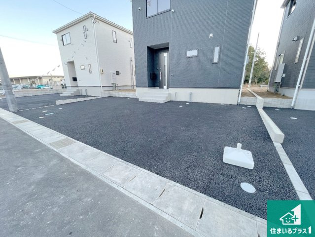 亀山市羽若町　第1期　新築一戸建ての駐車場|並列２台駐車可能！ゆとりの駐車スペースで車庫入れもスムーズ！