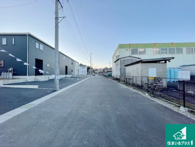 亀山市羽若町　第1期　新築一戸建ての前面道路含む現地写真|周辺は閑静な住宅街！前面道路広々で車の出し入れも便利です。駐車が苦手な方でも安心して車庫入れできます！