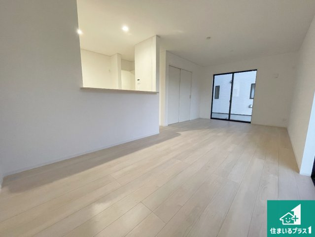 亀山市羽若町　第1期　新築一戸建ての居間・リビング|日当たり良好の明るいリビングで朝の目覚めもスッキリできそう！対面キッチンでご家族のコミュニケーションも自然と増える設計！小さなお子様が遊ぶスペースを作っても広々とくつろげるLDK！