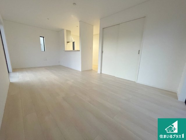 亀山市羽若町　第1期　新築一戸建ての居間・リビング|シンプルなリビングは、観葉植物等のインテリアを楽しめますね！パパ好みにも、ママ好みにも家具次第で雰囲気を変えることができます！