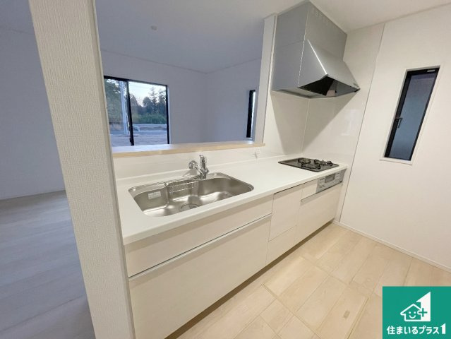 亀山市羽若町　第1期　新築一戸建てのキッチン|リビングと統一感があり、使い勝手のいいキッチン。広々としているので、二人並んで作業が出来ちゃいます。お子様と一緒に色々なお料理に挑戦できるスペースがあります。
