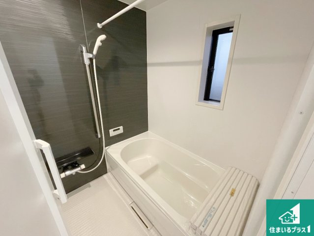 亀山市羽若町　第1期　新築一戸建ての浴室|足をゆったり伸ばして寛げる浴槽です。窓が設けられていますので差し込む光が明るく穏やかな雰囲気にしてくれます♪浴室乾燥機も設置しているので、雨の日の洗濯物も安心です♪
