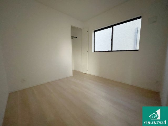 亀山市羽若町　第1期　新築一戸建ての洋室|寝室は心地よい眠りについてもらいたくて、シンプルかつ開放的な空間な設計にしています！大きな窓から差し込む日が心地いいです♪