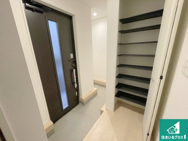 亀山市羽若町　第1期　新築一戸建ての玄関|シューズボックスにはたくさんの靴が収納できるので玄関周りはいつもスッキリ！ご家族が増えても安心！