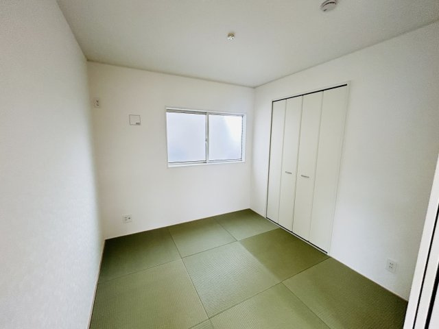 新築　桐生市広沢町第18　クレイドルガーデン　3号棟の和室|現地写真　リビング隣の和室はお子様の遊び部屋としてもちょうどいいですね♪							
					

