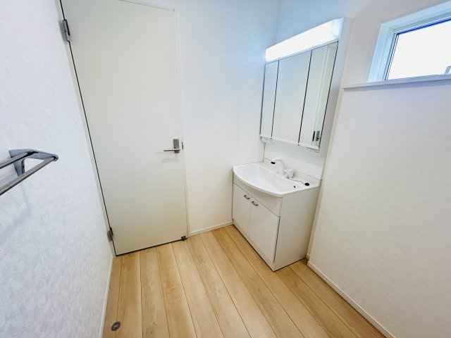 新築　桐生市広沢町第18　クレイドルガーデン　3号棟の独立洗面台|現地写真　シャワー付きの洗面台は忙しい朝でも身支度を整えるのにとても便利◎							
