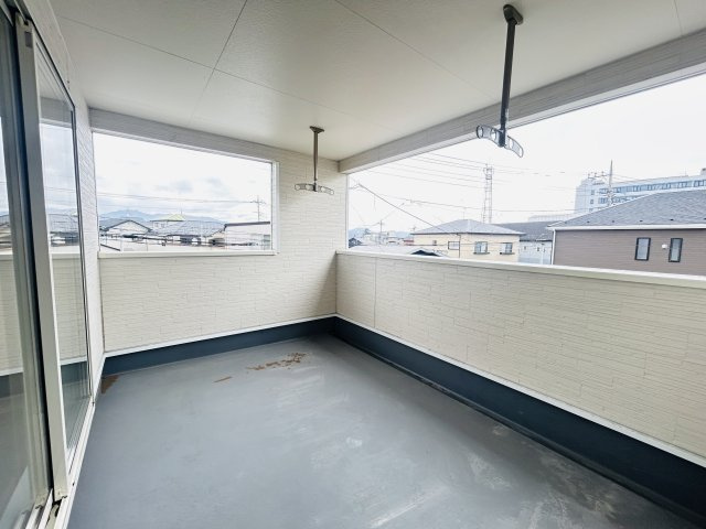 新築　桐生市広沢町第18　クレイドルガーデン　3号棟のバルコニー|現地写真　インナーバルコニーで少しの雨なら濡れずにすみます。天気が怪しいけど…という悩みも解消ですね									

