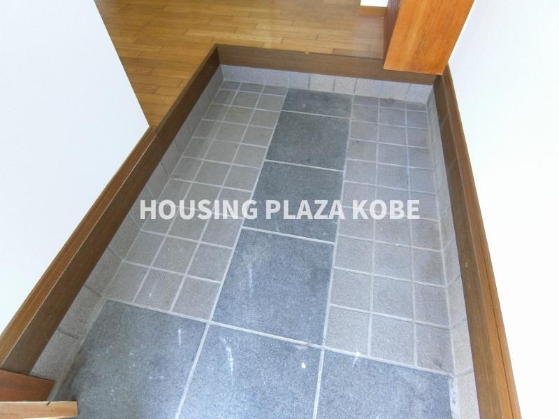 パークヒルⅤの玄関|石のタイル　広めの間口