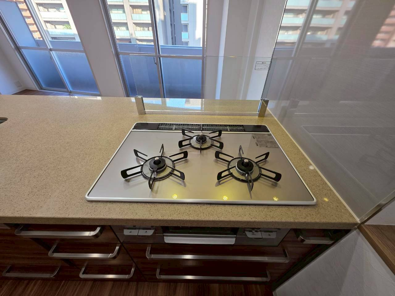 フクダ不動産八木駅前マンションの設備|3口ガスコンロ　グリルあり