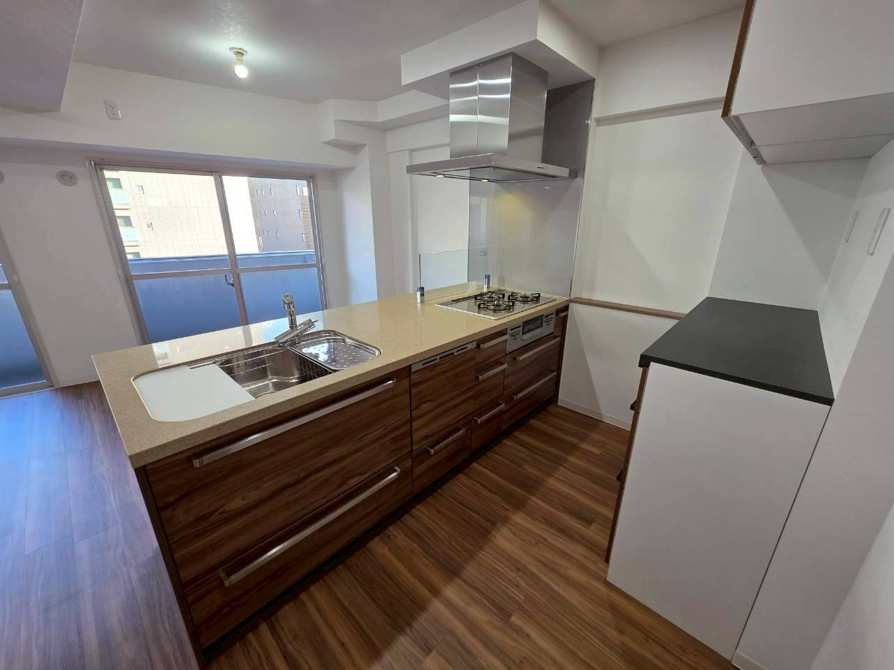 フクダ不動産八木駅前マンションのキッチン|3口ガスコンロのシステムキッチン