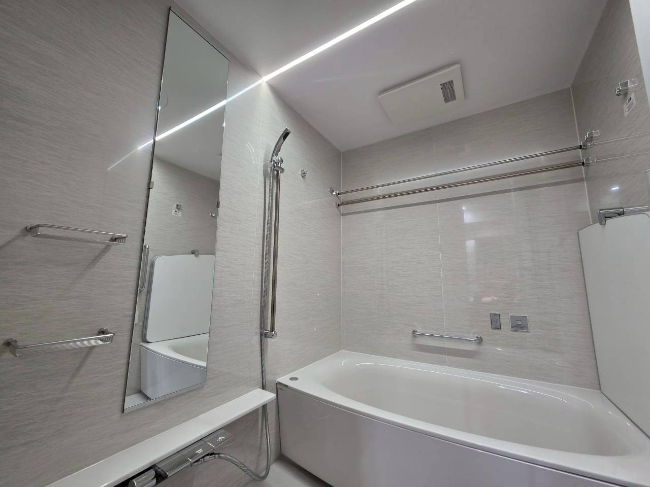 フクダ不動産八木駅前マンションの浴室|24時間換気、浴室乾燥暖房機付きのバスルーム　