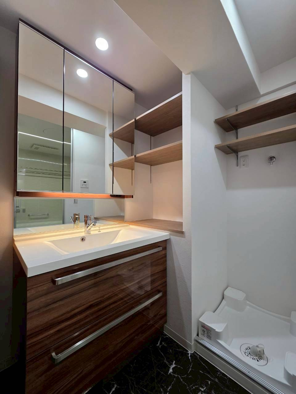 フクダ不動産八木駅前マンションの洗面所|鏡の裏に収納スペースありの独立洗面台　