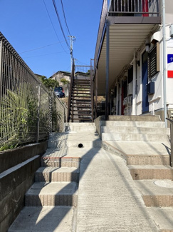 【その他共用部分】 | 共用廊下です♪階段を上がった先にお部屋があります！