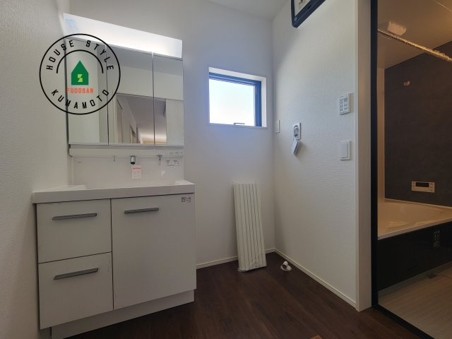 熊本市南区白藤1丁目第1₋2棟(1号棟)の脱衣所|ゆとりの洗面スペースで朝の身支度もスムーズに。暮らしを快適に変えるシャワー付洗面台です！