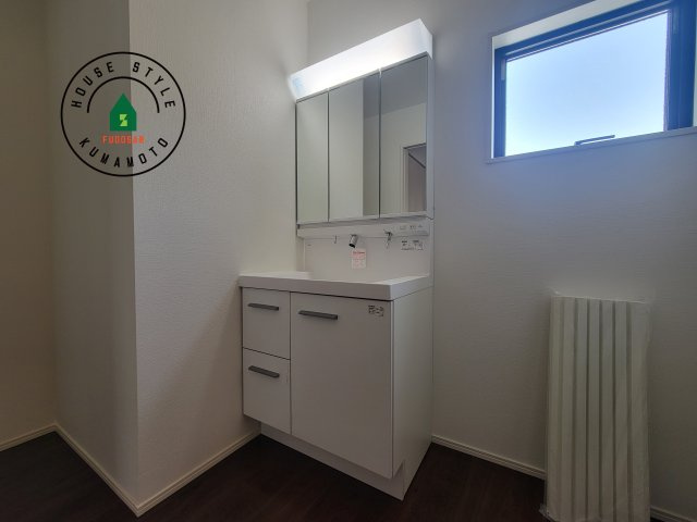 熊本市南区白藤1丁目第1₋2棟(1号棟)の独立洗面台|毎日使うものだから清潔な空間を保ちたい水回り。洗面にはそんな願いを解消させてくれる収納アイデアが満載です。三面鏡の裏側にはキャビネットが現れ小物から背の高い物まで収納できます。