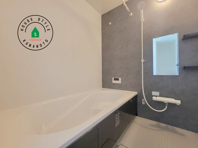 熊本市南区白藤1丁目第1₋2棟(1号棟)の浴室|ウ窓もあるので換気も安心ですね。同社仕様。1日の疲れを癒してくれる広々バスルーム。雨の日のお洗濯にも大活躍な浴室乾燥機付です！