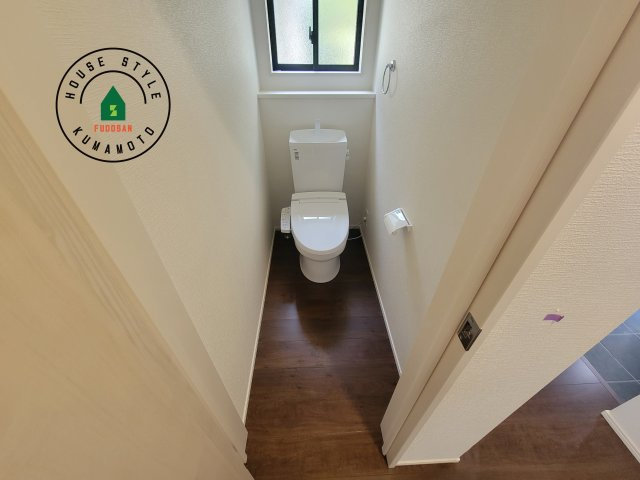 熊本市南区白藤1丁目第1₋2棟(1号棟)の内観：施工例|温水洗浄便座を完備しております。2ヶ所にトイレがあるのは朝の慌ただしい時間も安心です。