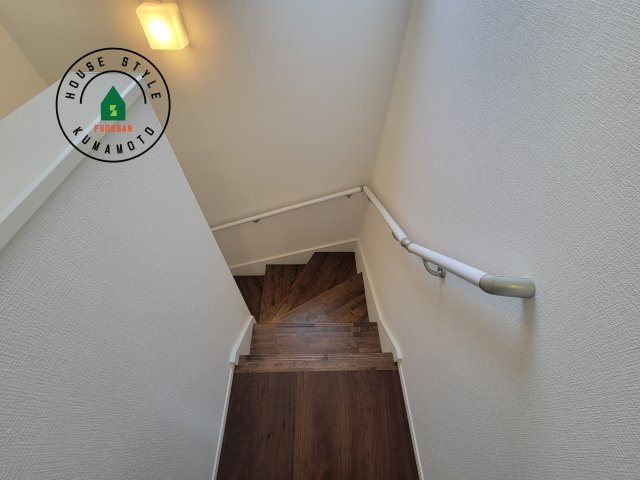 熊本市南区白藤1丁目第1₋2棟(1号棟)の内装|階段からも明るい光が入ります。採光や通風も階段の重要な役割です。