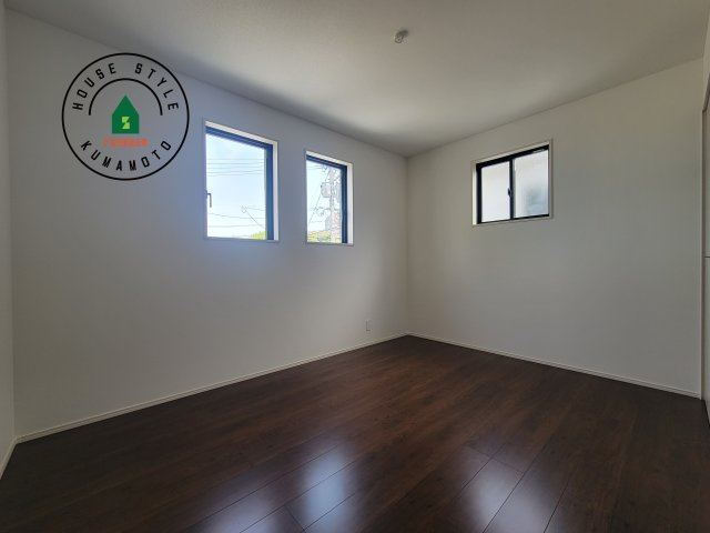 熊本市南区白藤1丁目第1₋2棟(1号棟)の寝室|主寝室には収納力に優れたクローゼットがありますので、お部屋もすっきり片付きます。