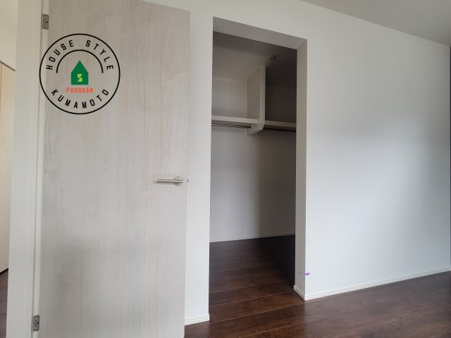 熊本市南区白藤1丁目第1₋2棟(1号棟)の収納|洋服や大きな荷物が多い方や人数の多いご家族などは、一般的なクローゼットよりもウォークインクローゼットのほうが使い勝手が良いです。