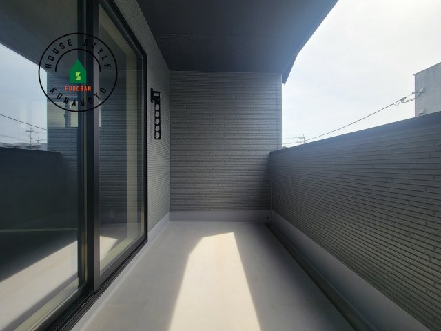 熊本市南区白藤1丁目第1₋2棟(1号棟)のバルコニー|風をしっかりと感じられるバルコニーでは、毎日が洗濯日和です。広々としているので洗濯も楽しくなるでしょうし、気分転換にバルコニーからの眺めを楽しむのもいいでしょう。