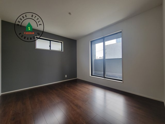 熊本市南区白藤1丁目第1₋2棟(1号棟)の洋室|柔らかい陽光が差し込む明るいお部屋を演出する設計。彩光の取れる窓が気持ちの良いお部屋を創り上げます。