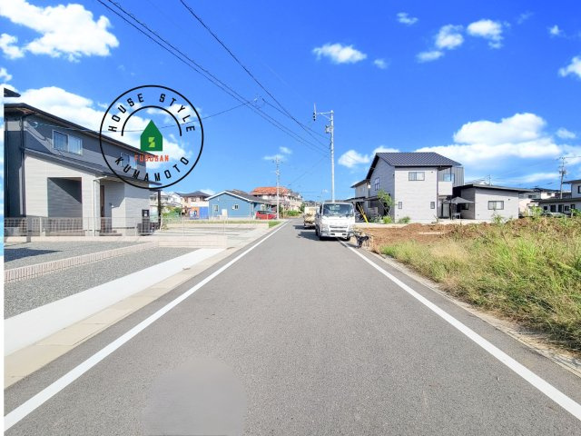 熊本市南区白藤1丁目第1₋2棟(1号棟)の前面道路含む現地写真|前面道路は閑静な住宅地をはしる車通りの少ない道路。お車の出し入れが苦手なママや小さなお子様にも安心ですね。しっかり舗装もされているので、ベビーカーや自転車で通っても快適に通行できます。