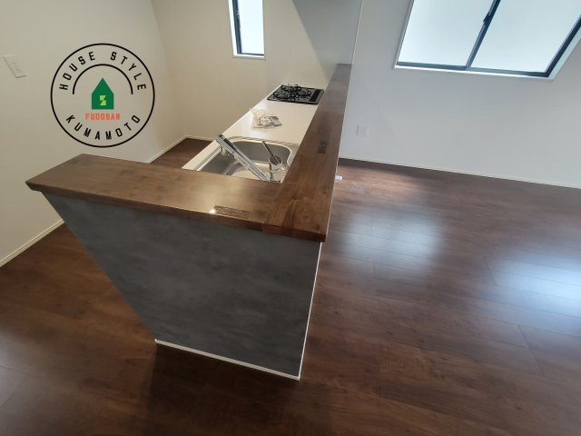 熊本市南区白藤1丁目第1₋2棟(1号棟)のダイニング|キッチンから立ち込める香りが今日の料理を期待させます。