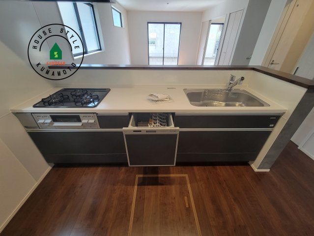 熊本市南区白藤1丁目第1₋2棟(1号棟)の設備|ビルトインタイプで、キッチンと同じカラーにすることにより一体感を持たせることができます。乾燥機能が備わっているため家事の時間が短縮できます。