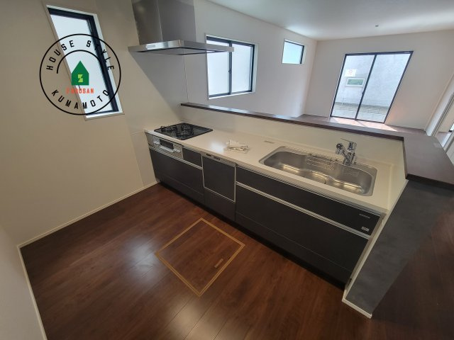 熊本市南区白藤1丁目第1₋2棟(1号棟)のキッチン|ダイニングテーブルへの配膳がラクラク、お料理はかどるカウンター付きシステムキッチン！