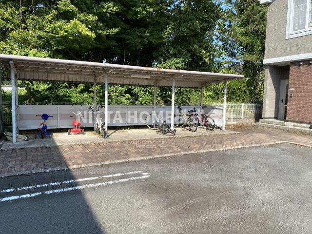 ア・ラ・モード　Ⅱの駐車場|屋根付きの駐輪場は無料です◆
