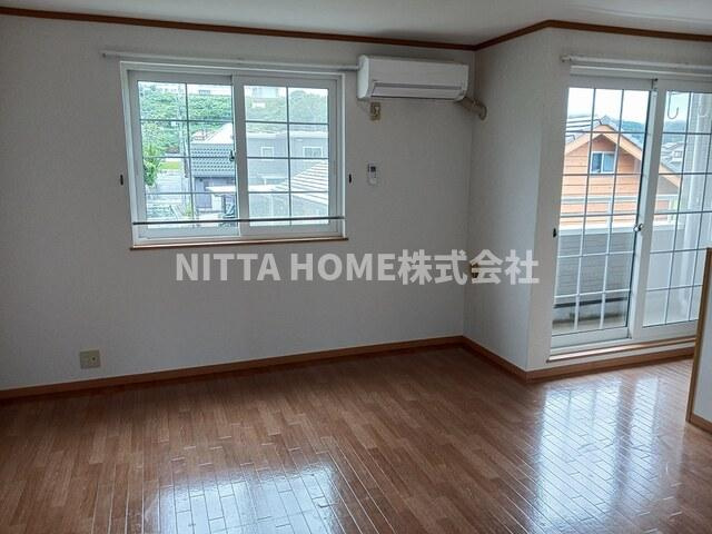 ア・ラ・モード　Ⅱの居間・リビング|１３帖の広々開放感のあるリビングルーム(^^♪