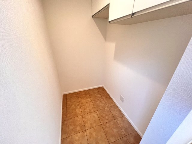 【その他】 | 練馬区南田中1丁目　中古一戸建住宅　（成増店） | キッチン奥にはパントリースペース。吊戸棚もある為、収納力ありそう☆