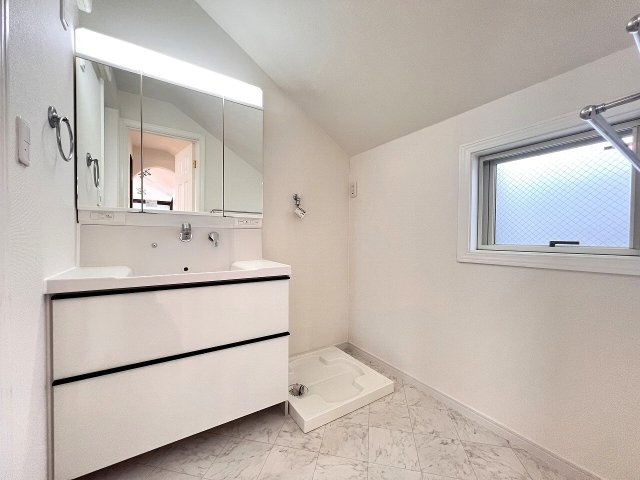 【独立洗面台】 | 練馬区南田中1丁目　中古一戸建住宅　（成増店） | 奥様嬉しい三面鏡付洗面化粧台新規交換済。収納力もございます。
