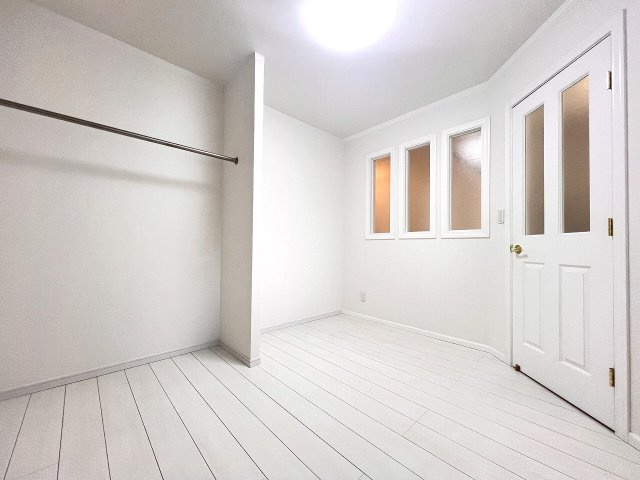 【洋室】 | 練馬区南田中1丁目　中古一戸建住宅　（成増店） | 5帖の納戸（洋室）クローゼットをオープンにし、使いやすさと機能性を重視。